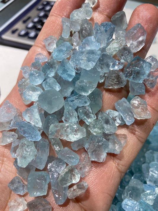 1 kg parcel of natural mix quality rough aquamarine