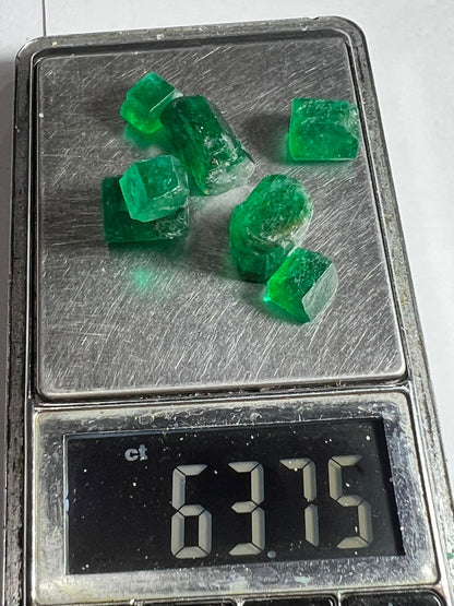 63 carats Natural Raw Emerald Stone Deal for Faceting